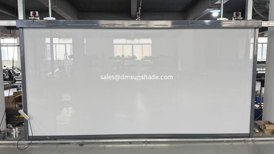 مبيعات ساخنة ستائر سحاب تعمل بالكهرباء ومقاومة للرياح للباحات والشرفات ستائر دوارة مساعدة يدوية